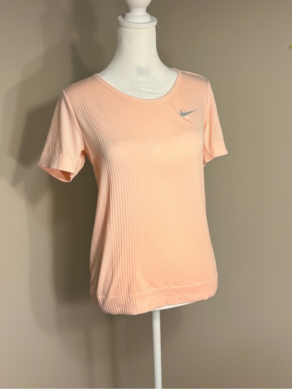 Nike Pink Dri Fit T-Shirt Women’s Size Small Ribbed w/ Mesh Details Workout